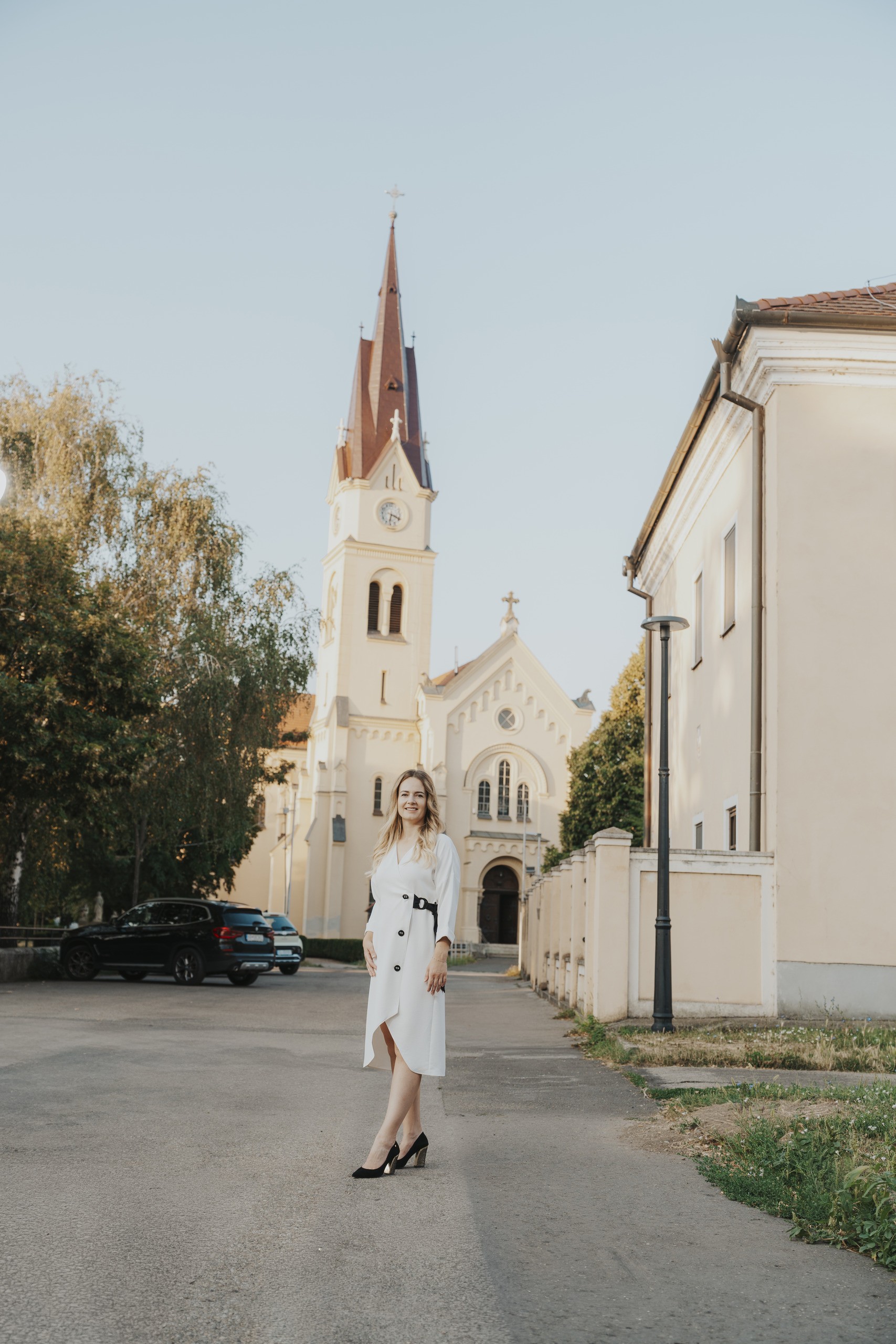 Romana Štefunková pred kostolom vo Vrábľoch