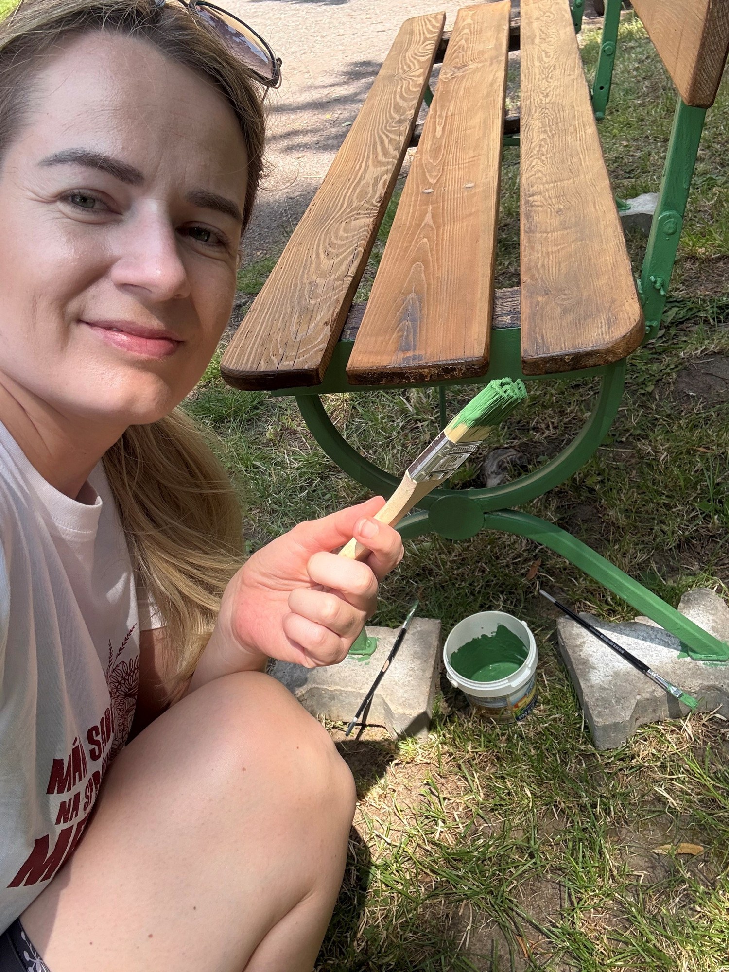 Romana Štefunková pri natieraní lavičky na dobrovoľníckej brigáde