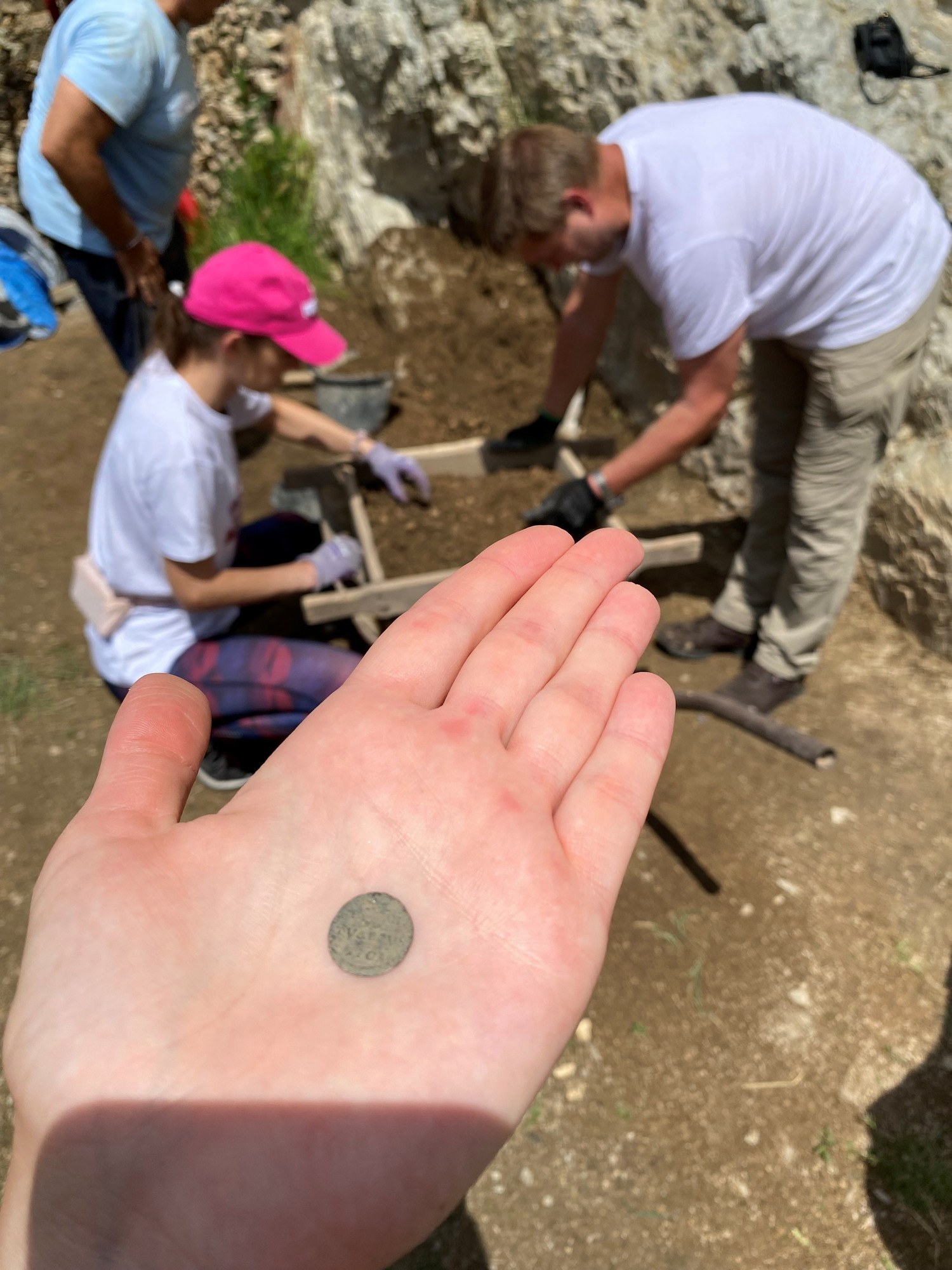 Starobylá minca nájdená pri archeologickom výskume Hradu Hrušov